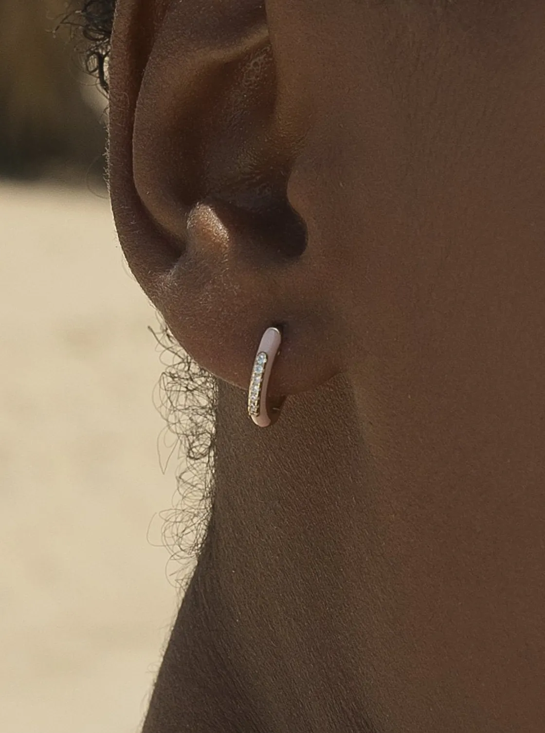 Pendientes Pequeños | Pendientes Aro | LINEARGENT Pendientes aros pequeños esmalte rosado y línea de circonitas centrales