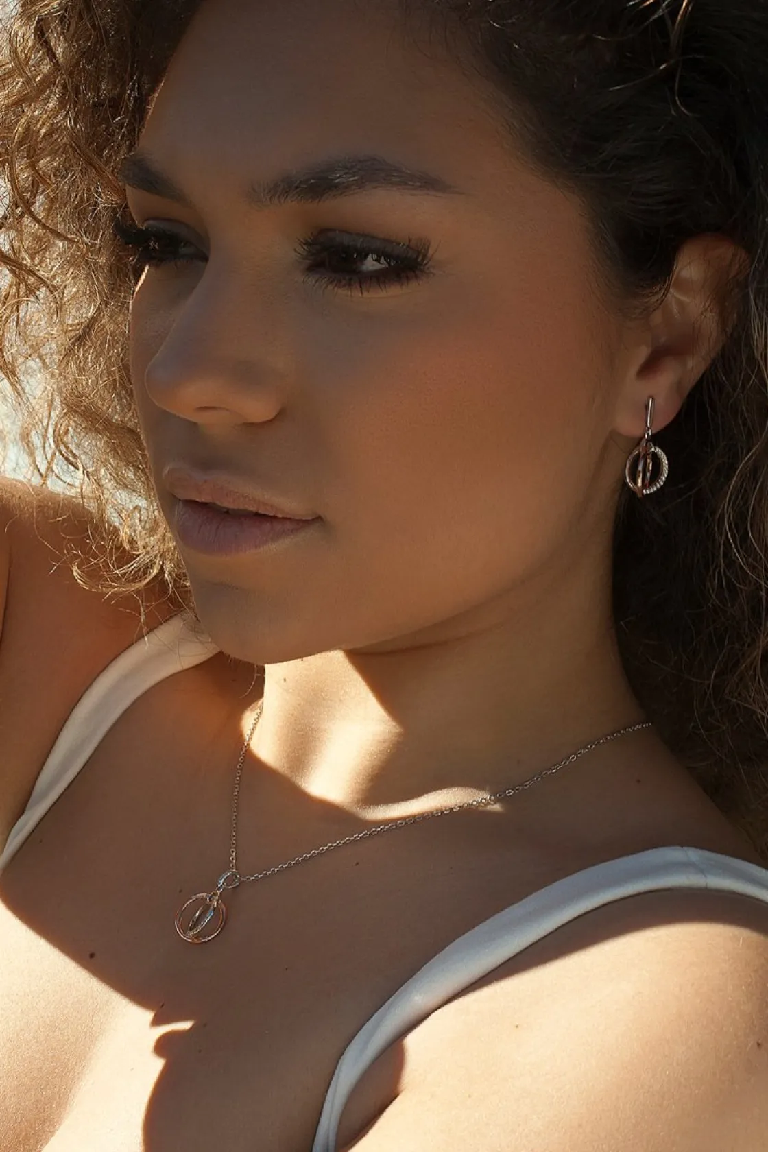 Pendientes Bicolor | LINEARGENT Pendientes bicolor plata y circonitas colgantes con doble aro