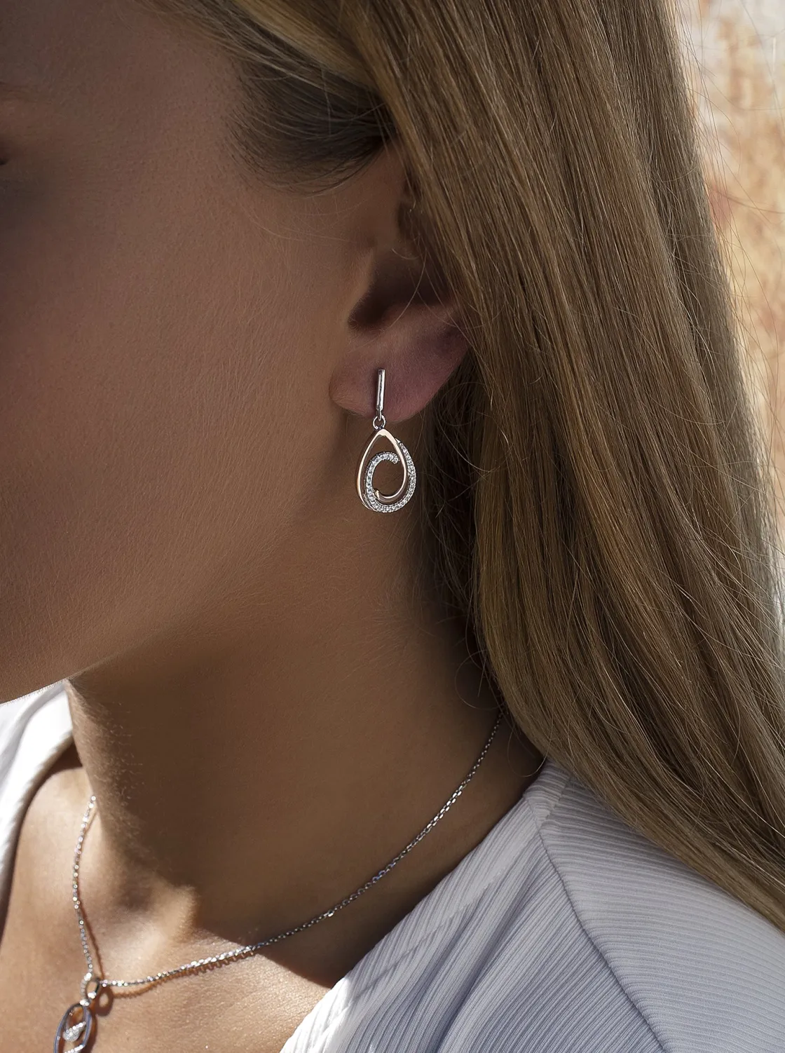 Pendientes Bicolor | LINEARGENT Pendientes bicolor plata y circonitas colgantes con dos aros unidos