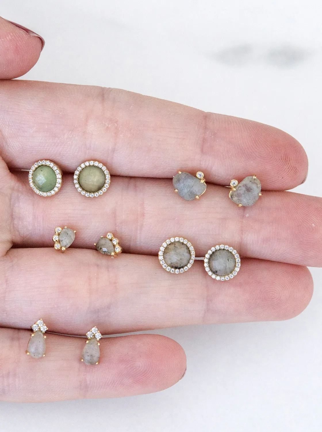 Segundo Pendiente | LINEARGENT Pendientes botón con labradorita y detalle de tres circonitas
