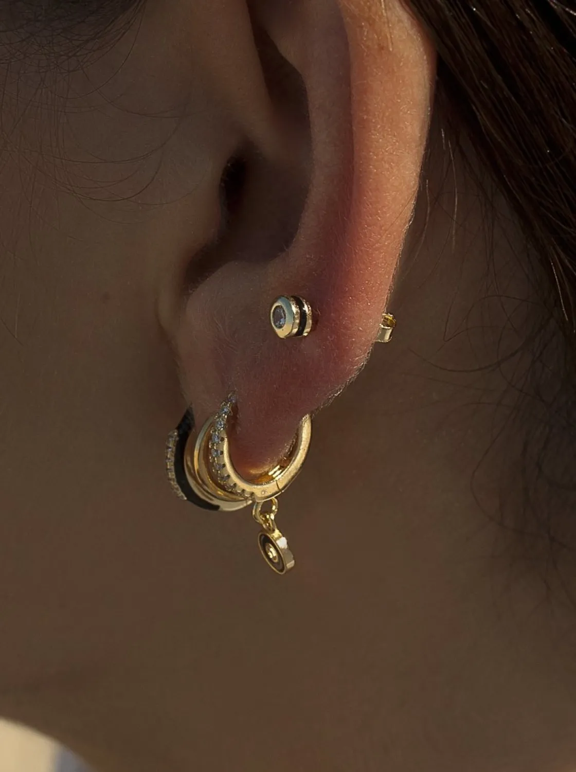 Segundo Pendiente | Pendientes Pequeños | LINEARGENT Pendientes botón diseño esmalte negro combinado con plata y circonita