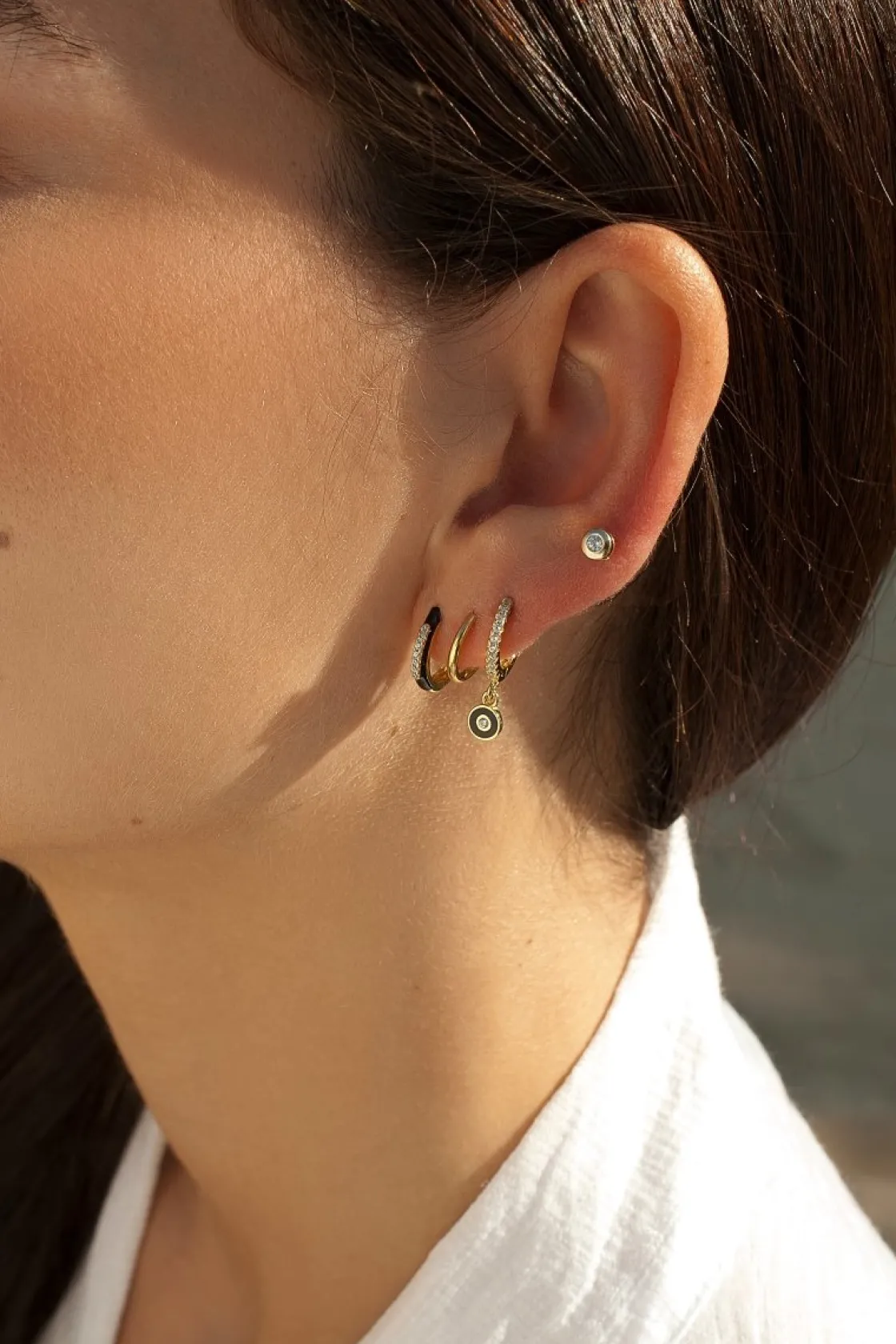 Segundo Pendiente | Pendientes Pequeños | LINEARGENT Pendientes botón diseño esmalte negro combinado con plata y circonita