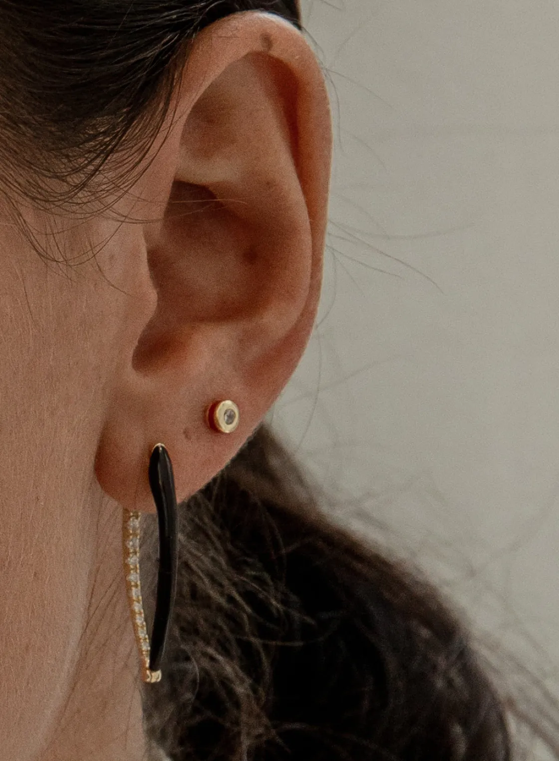 Segundo Pendiente | Pendientes Pequeños | LINEARGENT Pendientes botón diseño esmalte rojo combinado con plata y circonita