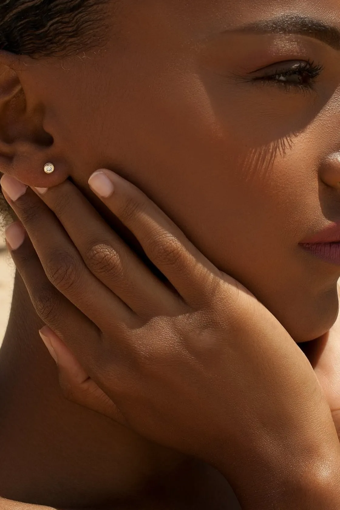 Segundo Pendiente | Pendientes Pequeños | LINEARGENT Pendientes botón diseño esmalte rosa palo combinado con plata y circonita