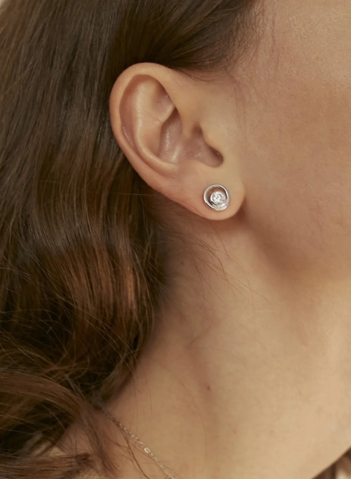 Pendientes Pequeños | LINEARGENT Pendientes botón diseño helice con circonita central