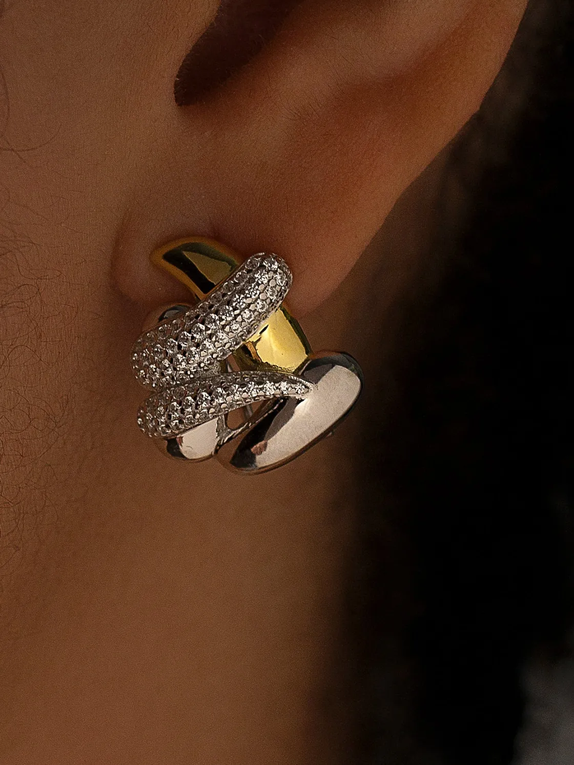 Pendientes Bicolor | Pendientes Cierre Omega | LINEARGENT Pendientes botón diseño irregular y bicolor con circonitas
