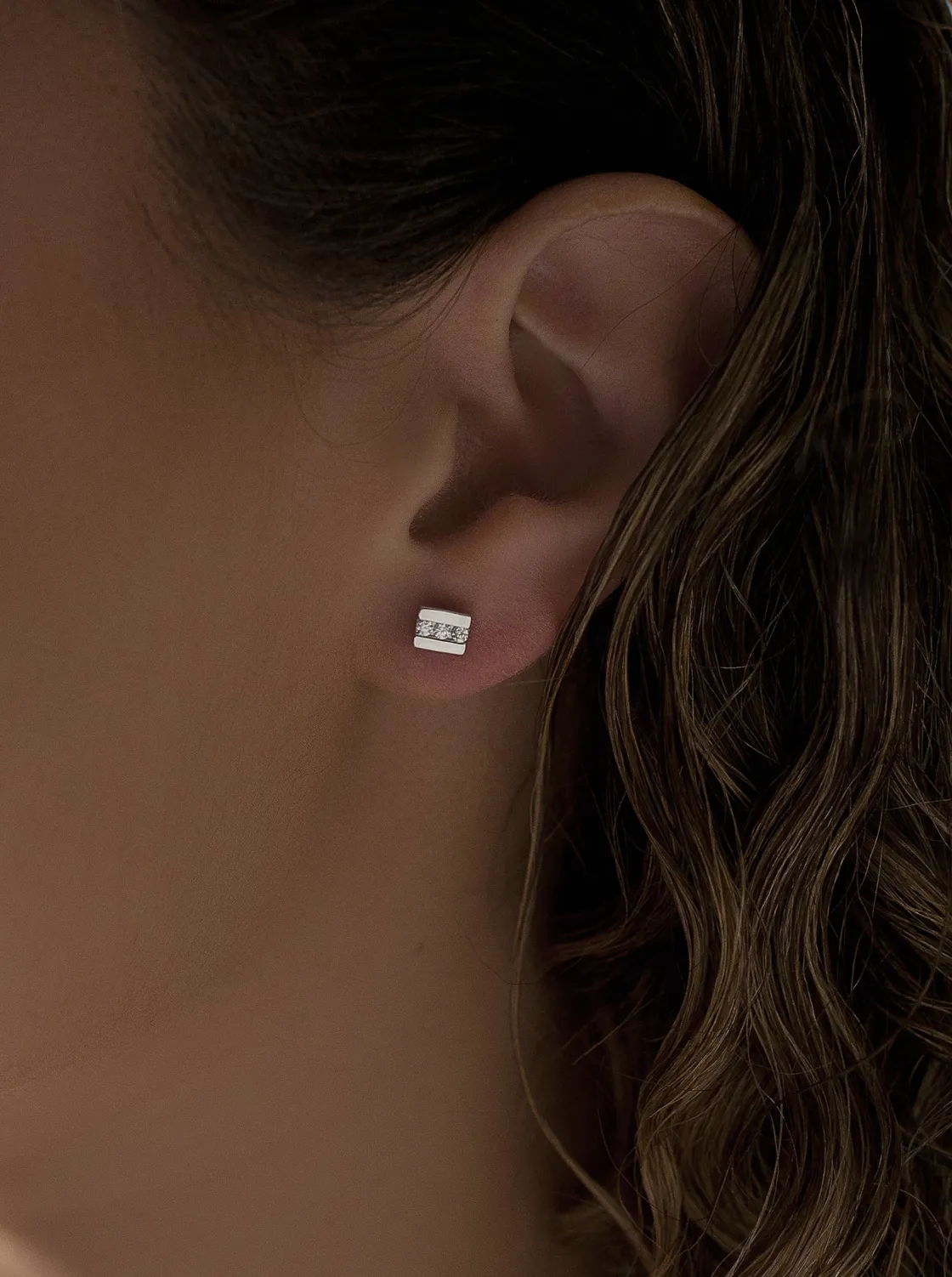 Segundo Pendiente | Pendientes Pequeños | LINEARGENT Pendientes botón diseño línea de tres circonitas