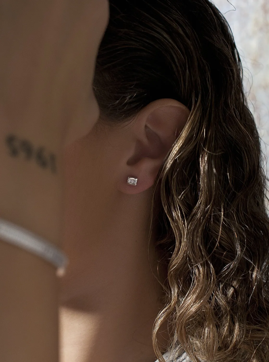 Segundo Pendiente | Pendientes Pequeños | LINEARGENT Pendientes botón diseño línea de tres circonitas