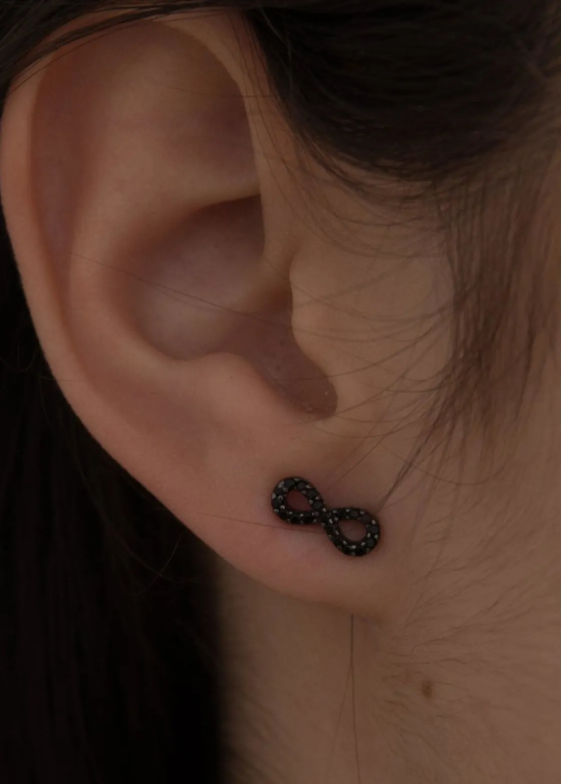 Pendientes Pequeños | LINEARGENT Pendientes brillantes pequeños baño de rutenio motivo infinito