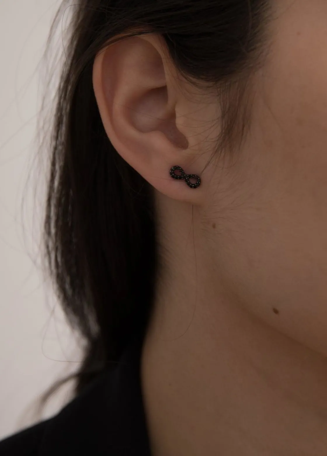 Pendientes Pequeños | LINEARGENT Pendientes brillantes pequeños baño de rutenio motivo infinito