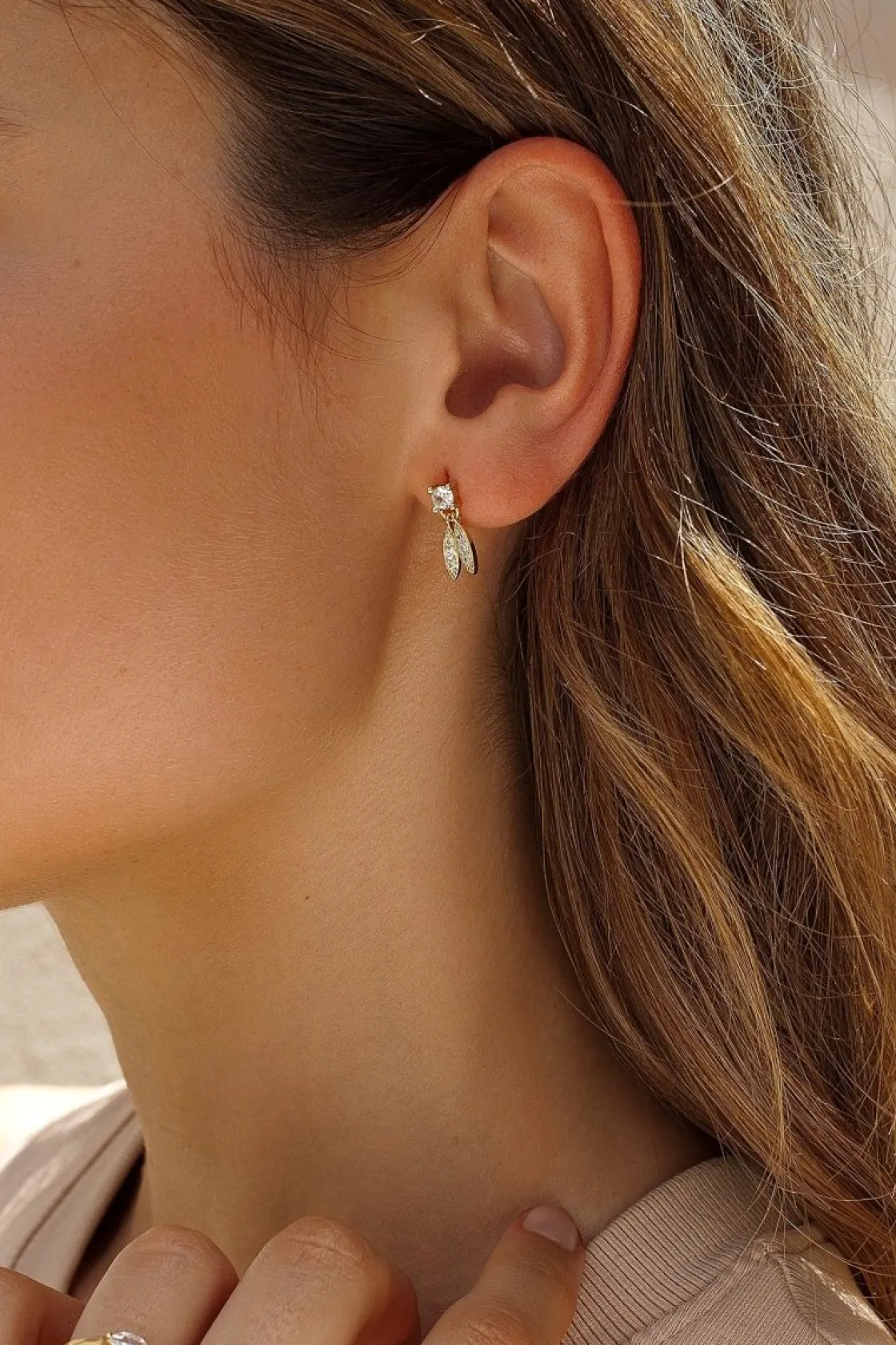Pendientes Pequeños | LINEARGENT Pendientes brillantes pequeños charm de hoja con engaste de circonitas