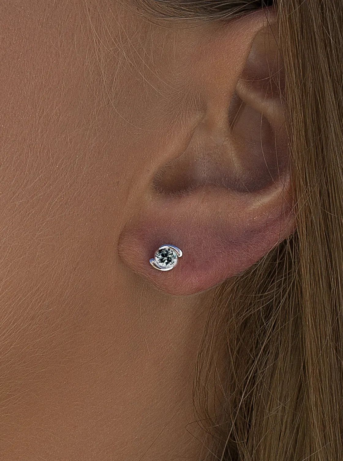 Segundo Pendiente | Pendientes Pequeños | LINEARGENT Pendientes brillantes pequeños diseño circonita central y grapas