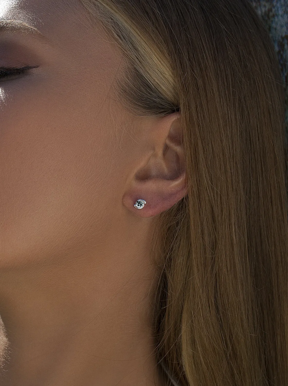 Segundo Pendiente | Pendientes Pequeños | LINEARGENT Pendientes brillantes pequeños diseño circonita central y grapas