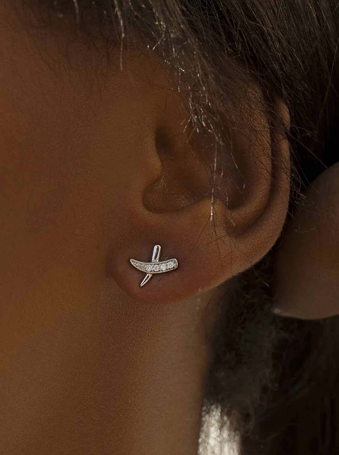 Segundo Pendiente | Pendientes Pequeños | LINEARGENT Pendientes brillantes pequeños diseño cruzado con circonitas