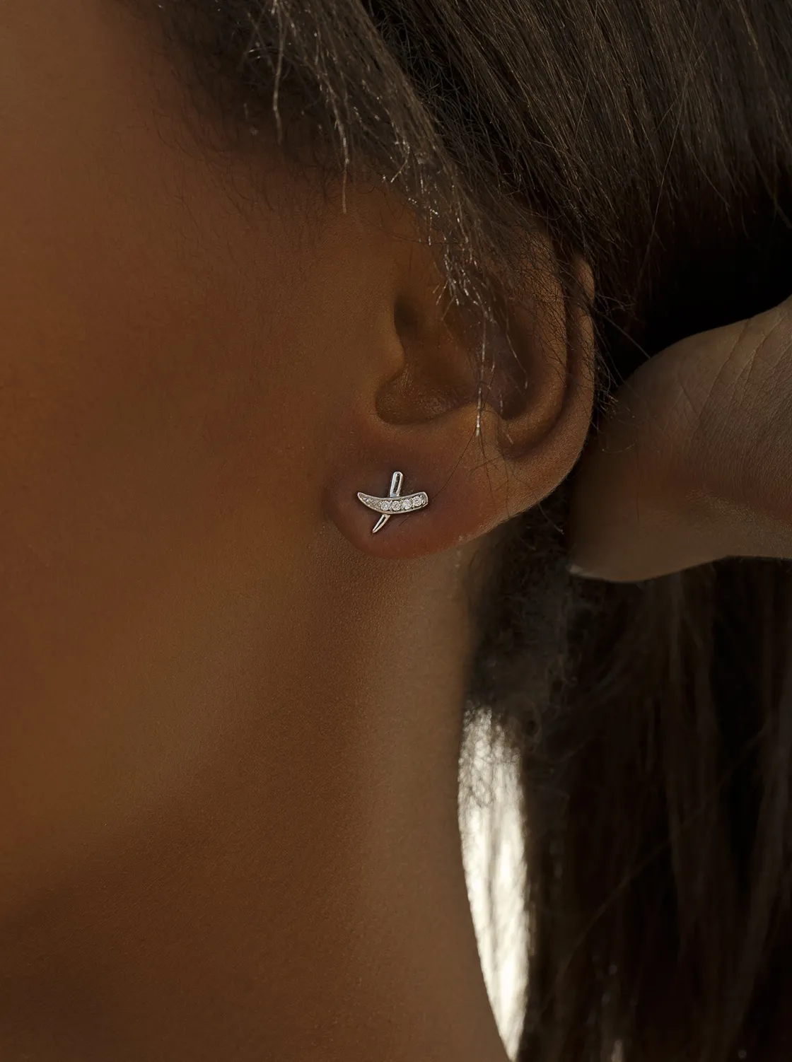 Segundo Pendiente | Pendientes Pequeños | LINEARGENT Pendientes brillantes pequeños diseño cruzado con circonitas
