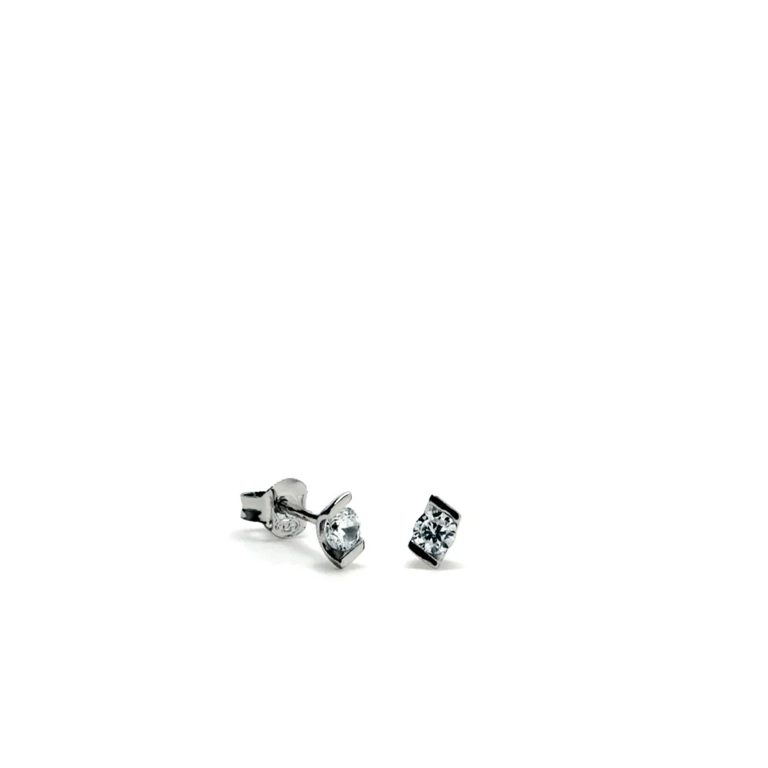 Segundo Pendiente | Pendientes Pequeños | LINEARGENT Pendientes brillantes pequeños diseño de circonita central