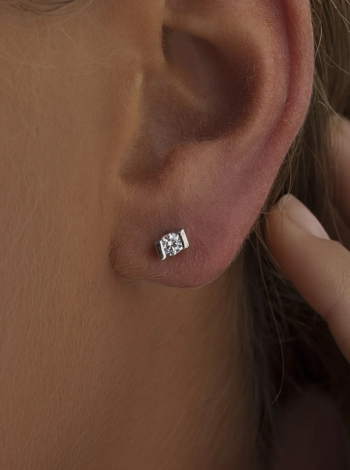 Segundo Pendiente | Pendientes Pequeños | LINEARGENT Pendientes brillantes pequeños diseño de circonita central