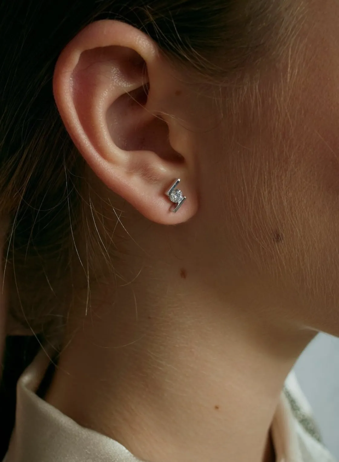 Pendientes Pequeños | LINEARGENT Pendientes brillantes pequeños diseño desigual con circonita central