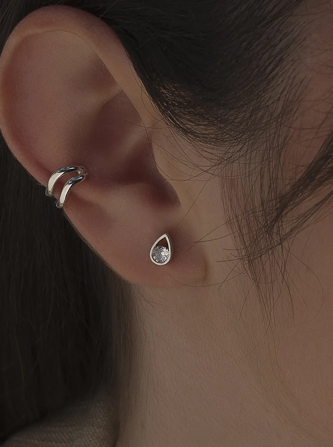 Segundo Pendiente | Pendientes Pequeños | LINEARGENT Pendientes brillantes pequeños diseño lágrima y circonita central