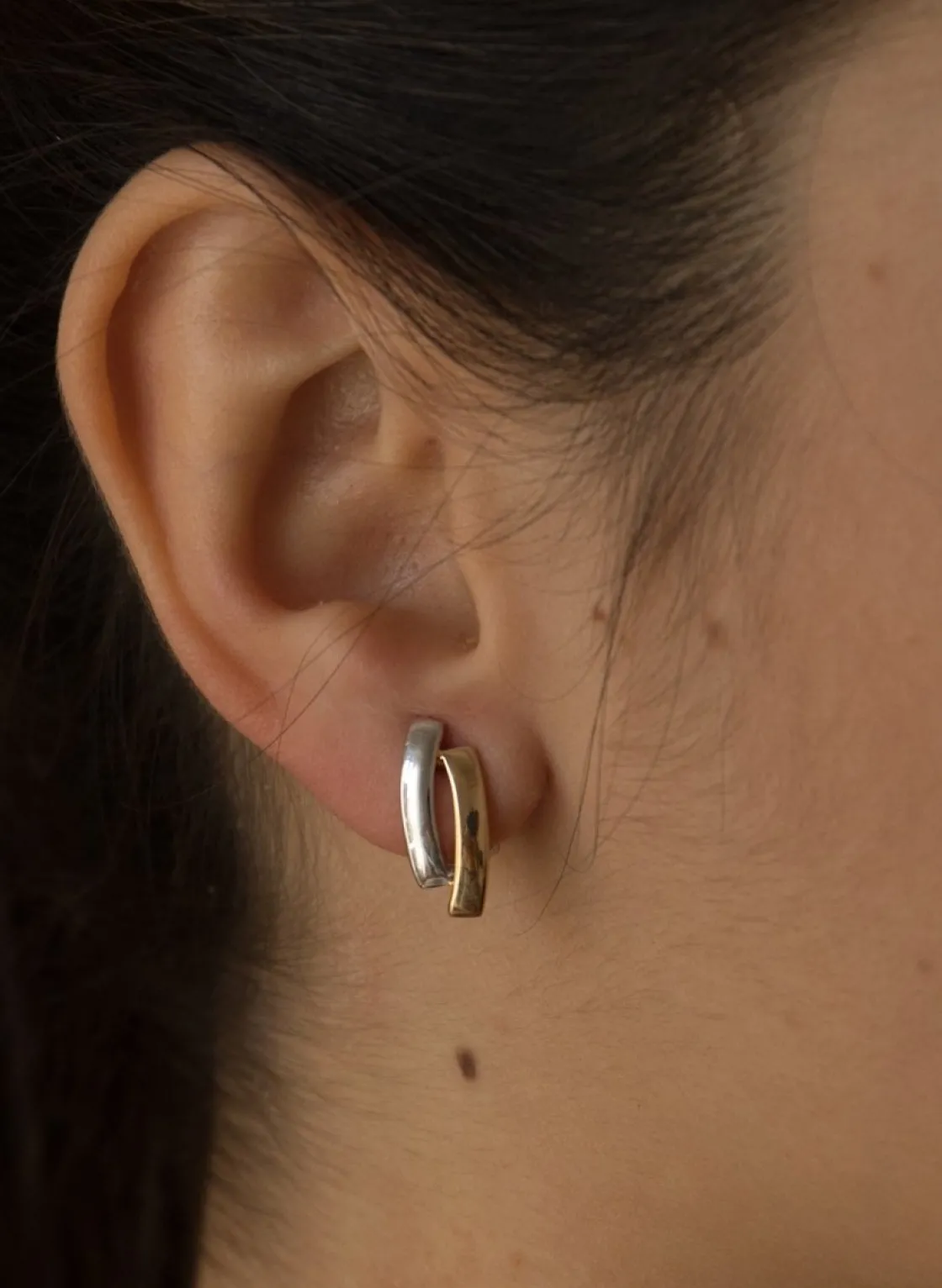 Pendientes Bicolor | Pendientes Cierre Omega | LINEARGENT Pendientes cierre omega bicolores diseño convexo
