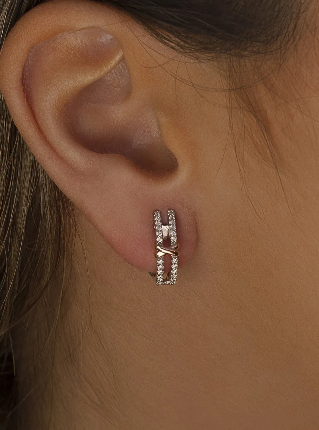 Pendientes Bicolor | Pendientes Cierre Omega | LINEARGENT Pendientes cierre omega con grapa bañada en oro rosa
