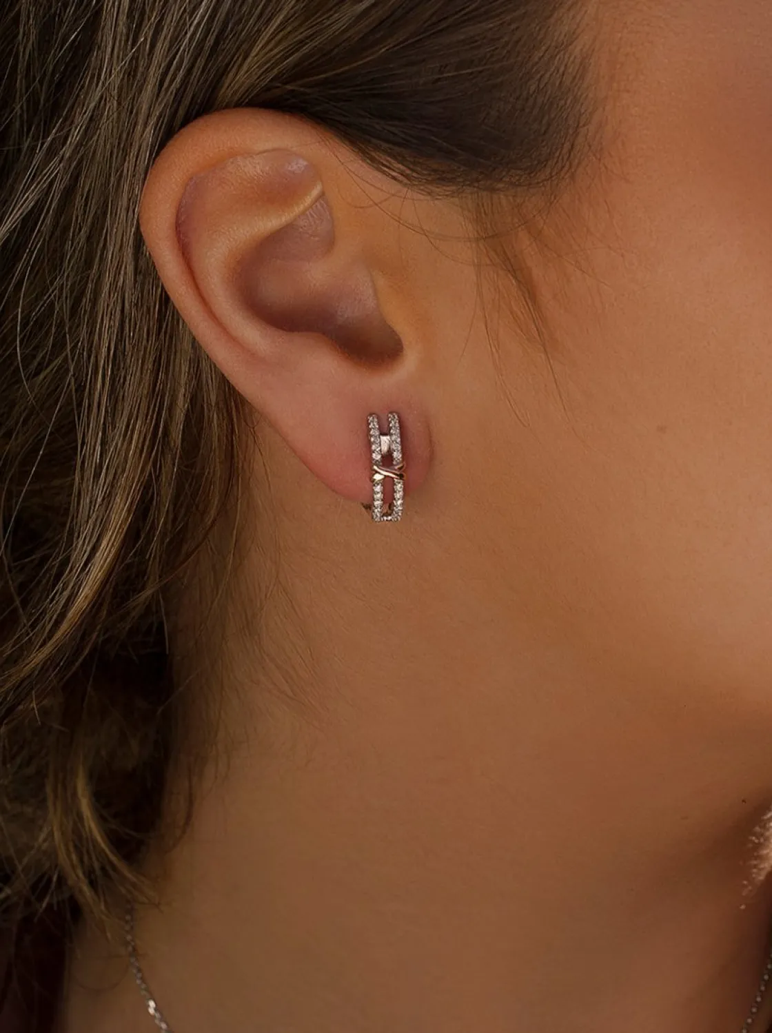 Pendientes Bicolor | Pendientes Cierre Omega | LINEARGENT Pendientes cierre omega con grapa bañada en oro rosa