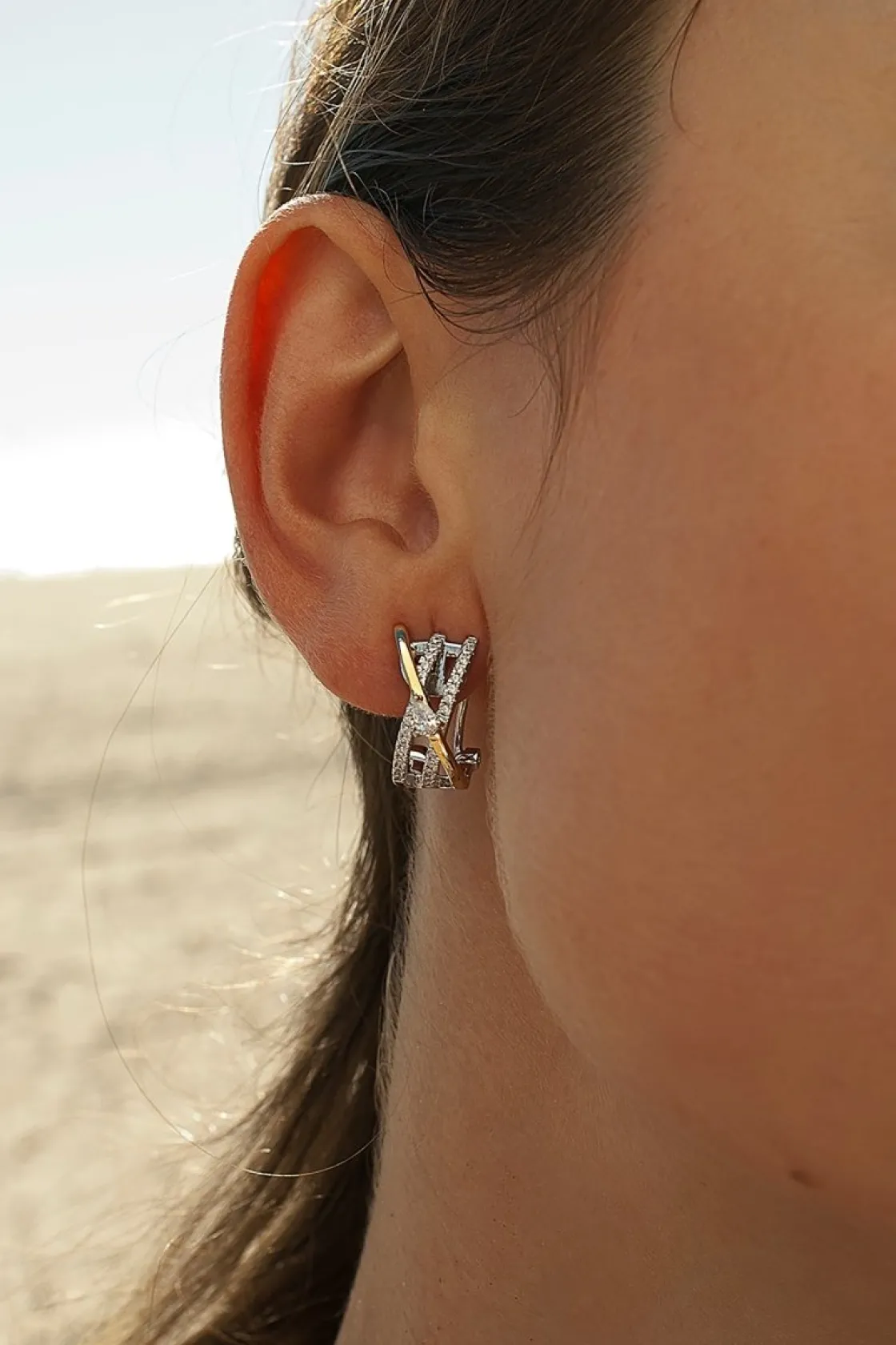 Pendientes Bicolor | LINEARGENT Pendientes cierre omega de plata cruzados con circonitas