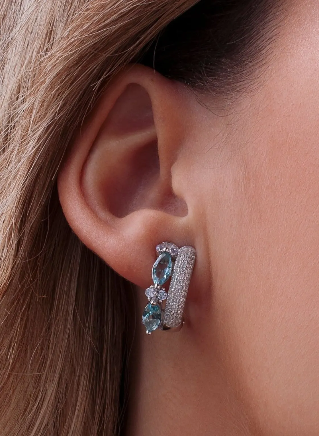 Pendientes Cierre Omega | LINEARGENT Pendientes cierre omega de plata pequeños diseño lateral circonitas talla marquesa azul