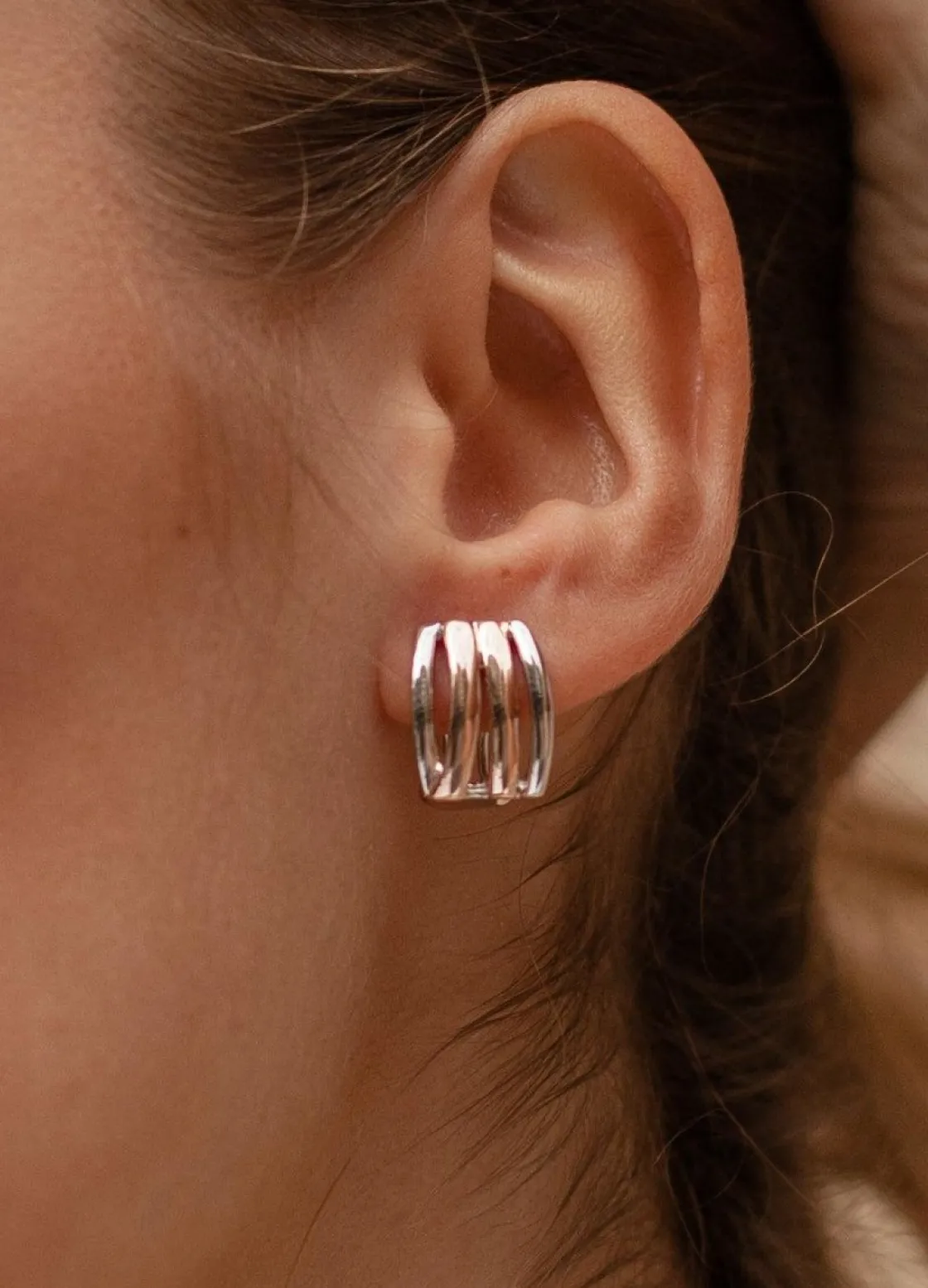 Pendientes Bicolor | Pendientes Cierre Omega | LINEARGENT Pendientes cierre omega diseño carriles bicolores