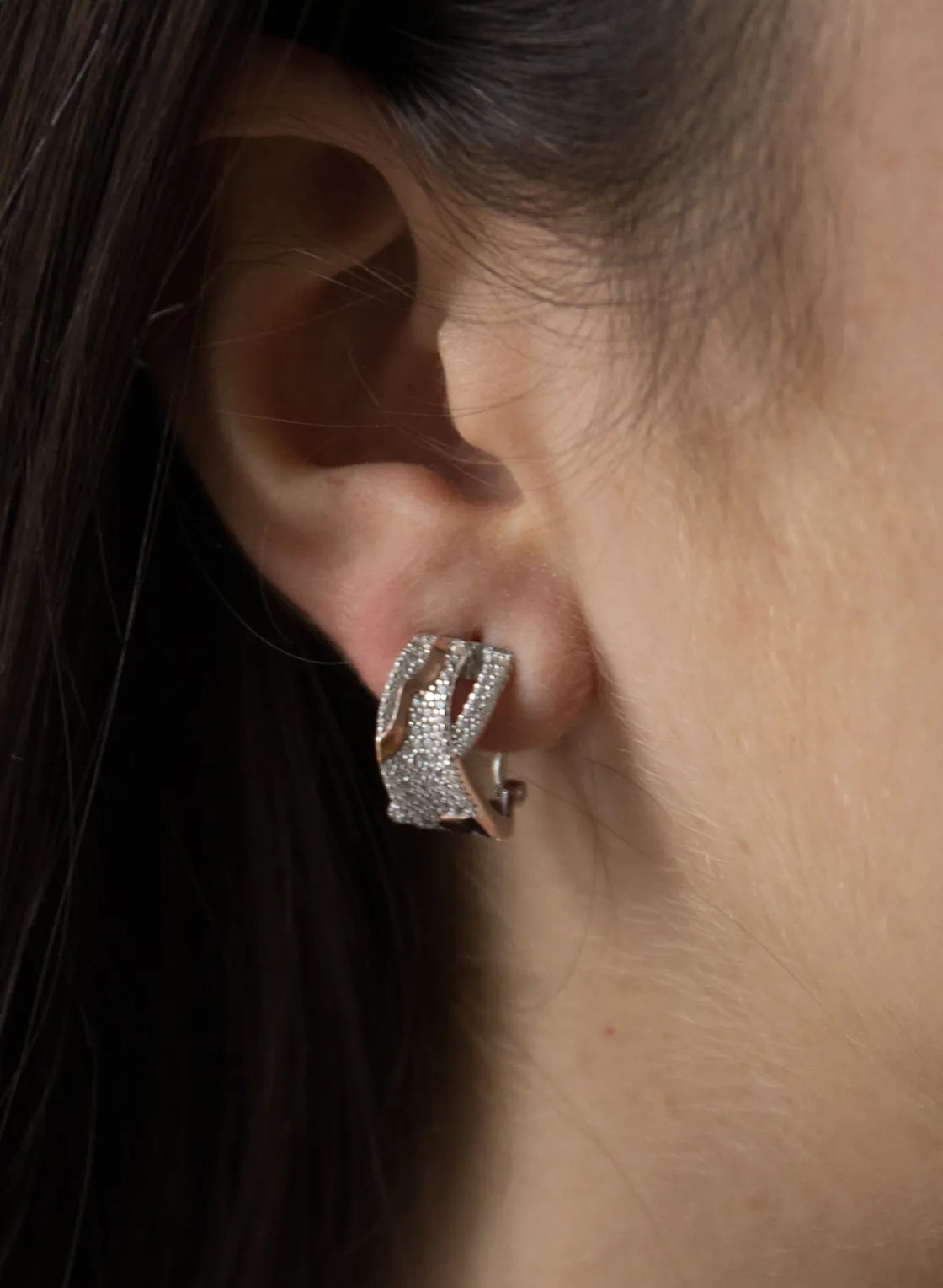 Pendientes Bicolor | Pendientes Cierre Omega | LINEARGENT Pendientes cierre omega diseño cruzado con pavé de circonitas
