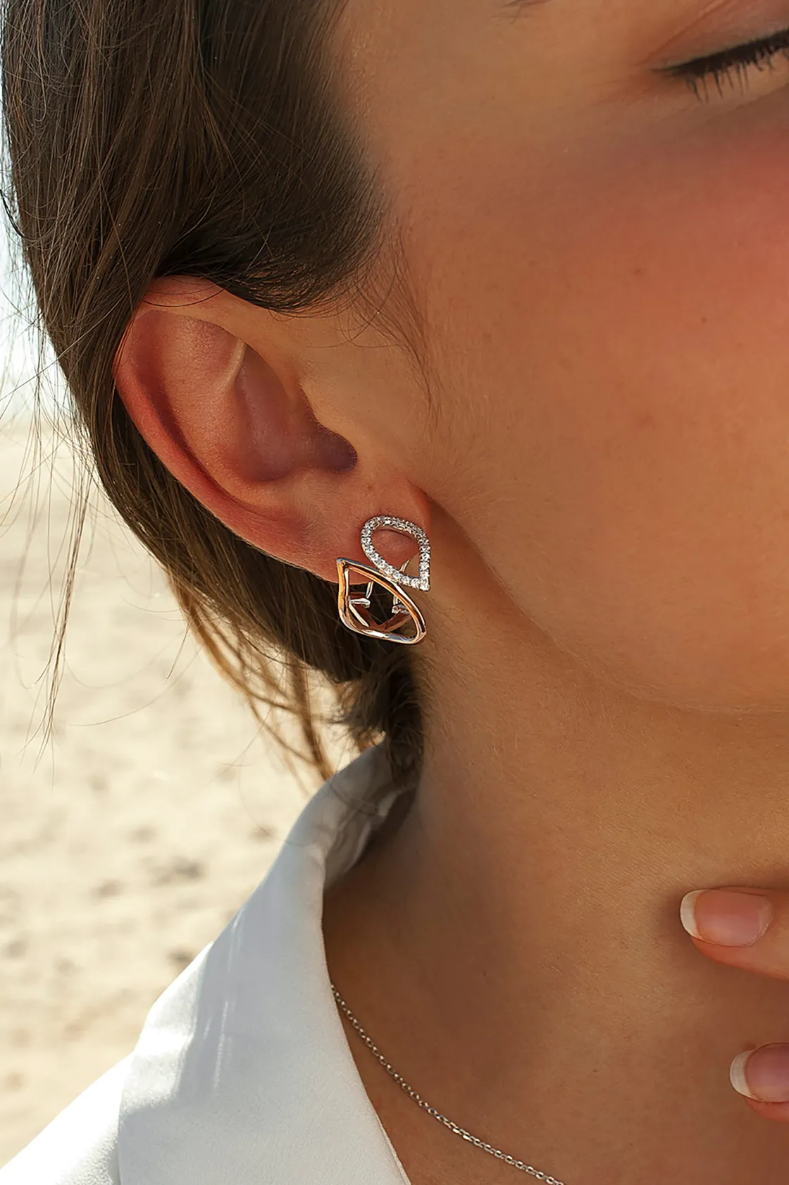 Pendientes Bicolor | Pendientes Cierre Omega | LINEARGENT Pendientes cierre omega diseño gotas irregulares bicolores