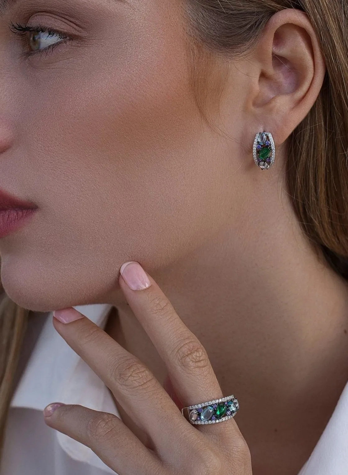 Pendientes De Piedras De Colores | Pendientes Cierre Omega | LINEARGENT Pendientes cierre omega diseño mosaico con circonitas
