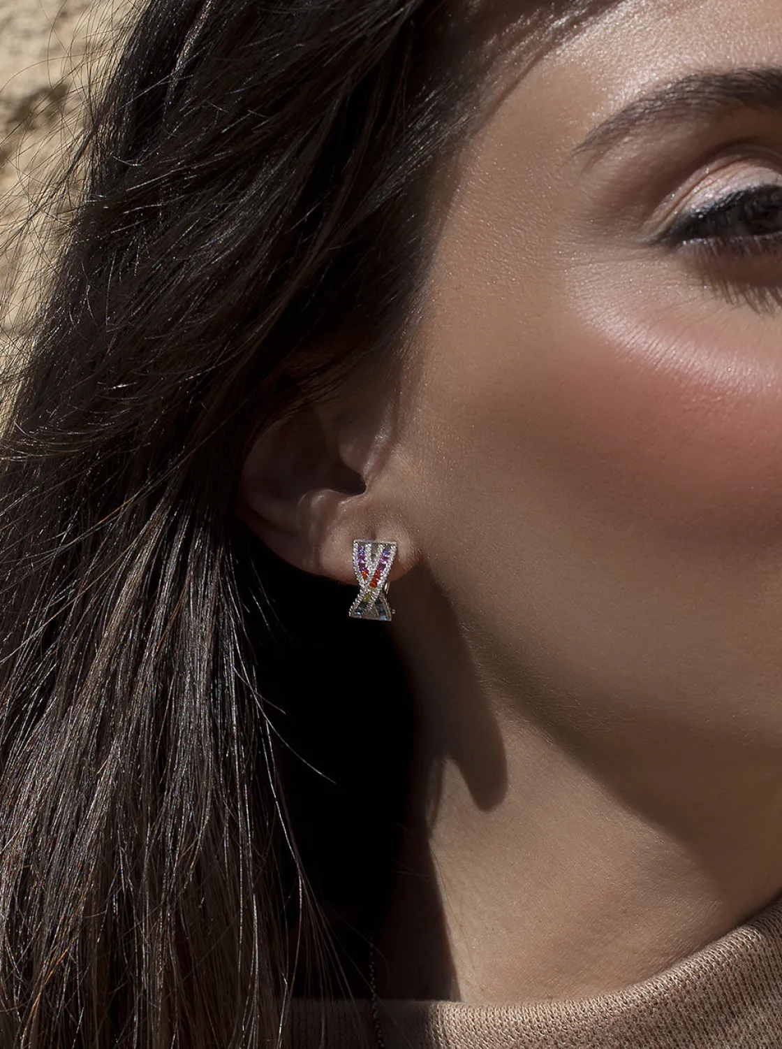 Pendientes De Piedras De Colores | Pendientes Cierre Omega | LINEARGENT Pendientes cierre omega diseño raíles cruzados multicolor