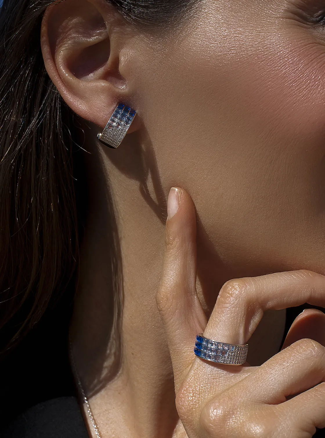 Pendientes De Piedras De Colores | Pendientes Cierre Omega | LINEARGENT Pendientes cierre omega triple raíl tonos azules