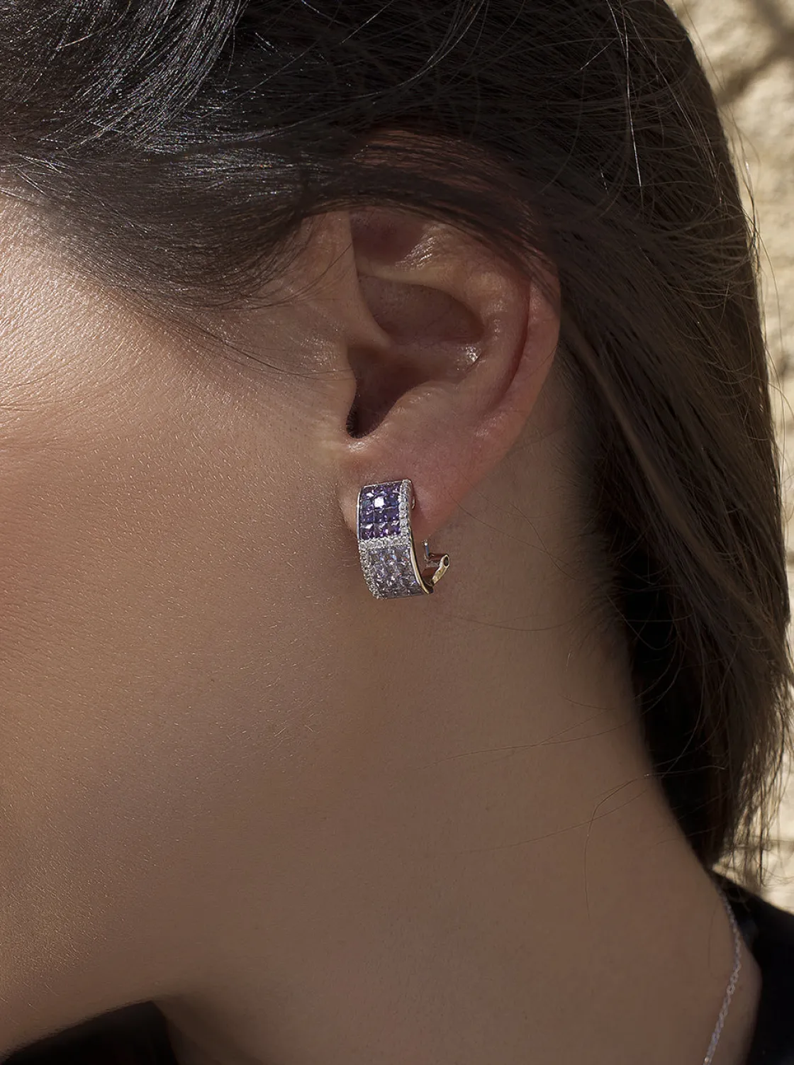 Pendientes De Piedras De Colores | Pendientes Cierre Omega | LINEARGENT Pendientes cierre omega triple raíl tonos violetas