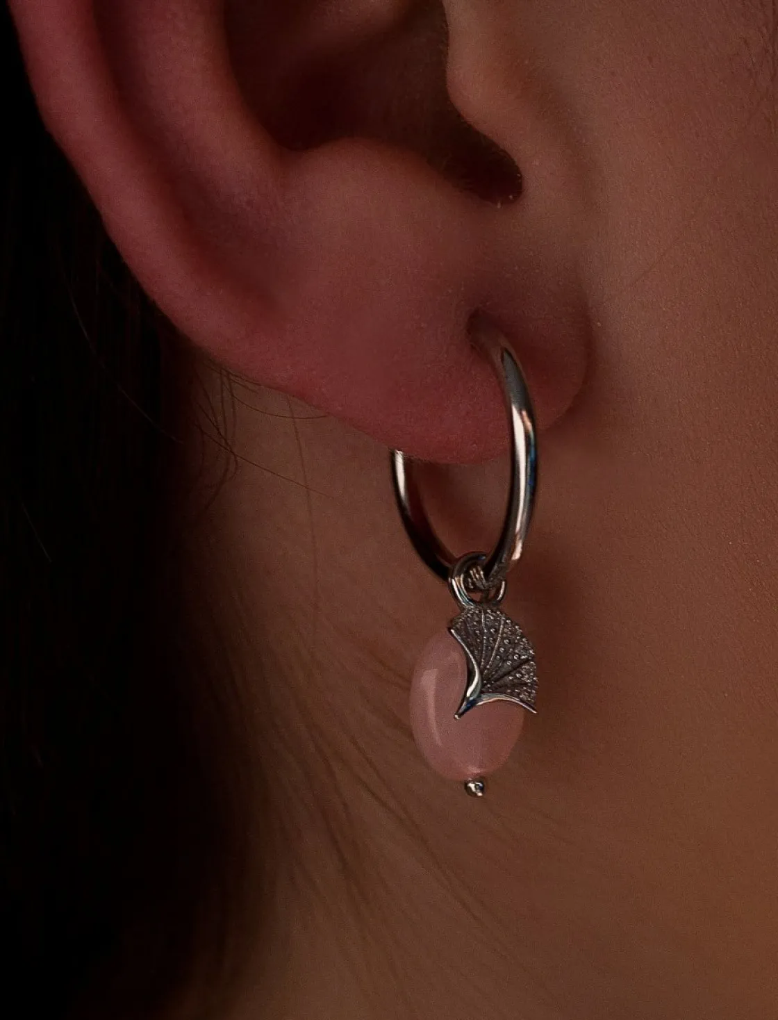 Pendientes Aro | LINEARGENT Pendientes con colgantes de plata charm de flor abierta y cuarzo rosa