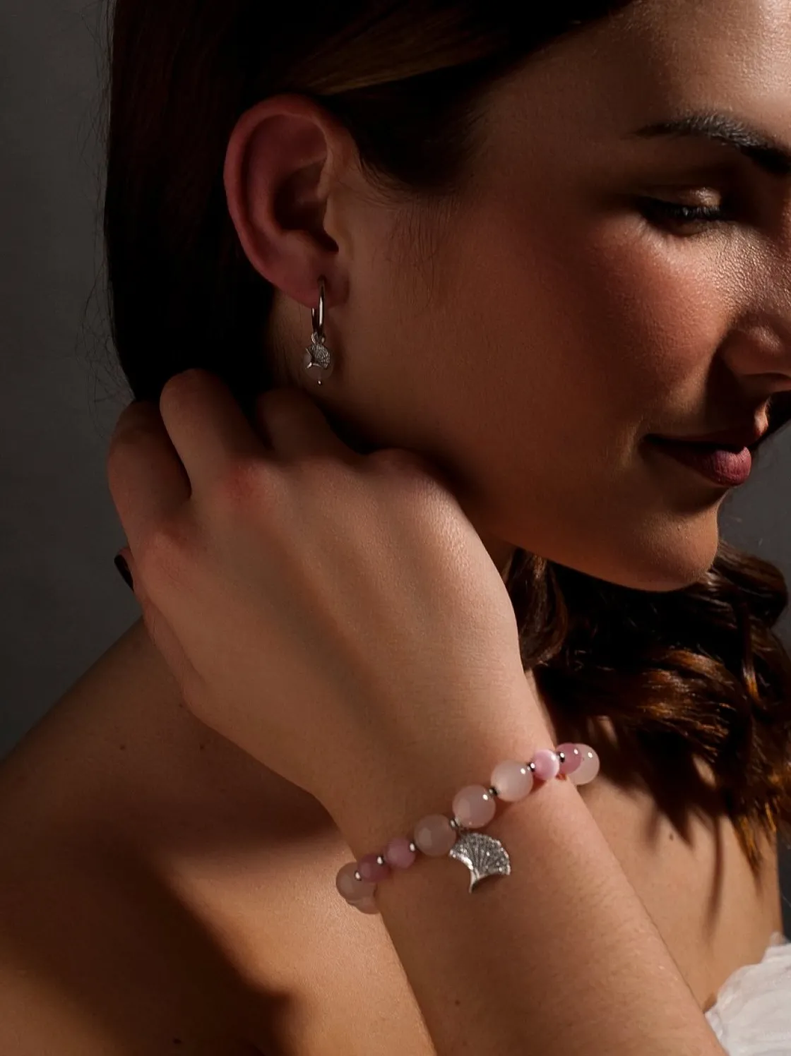 Pendientes Aro | LINEARGENT Pendientes con colgantes de plata charm de flor abierta y cuarzo rosa