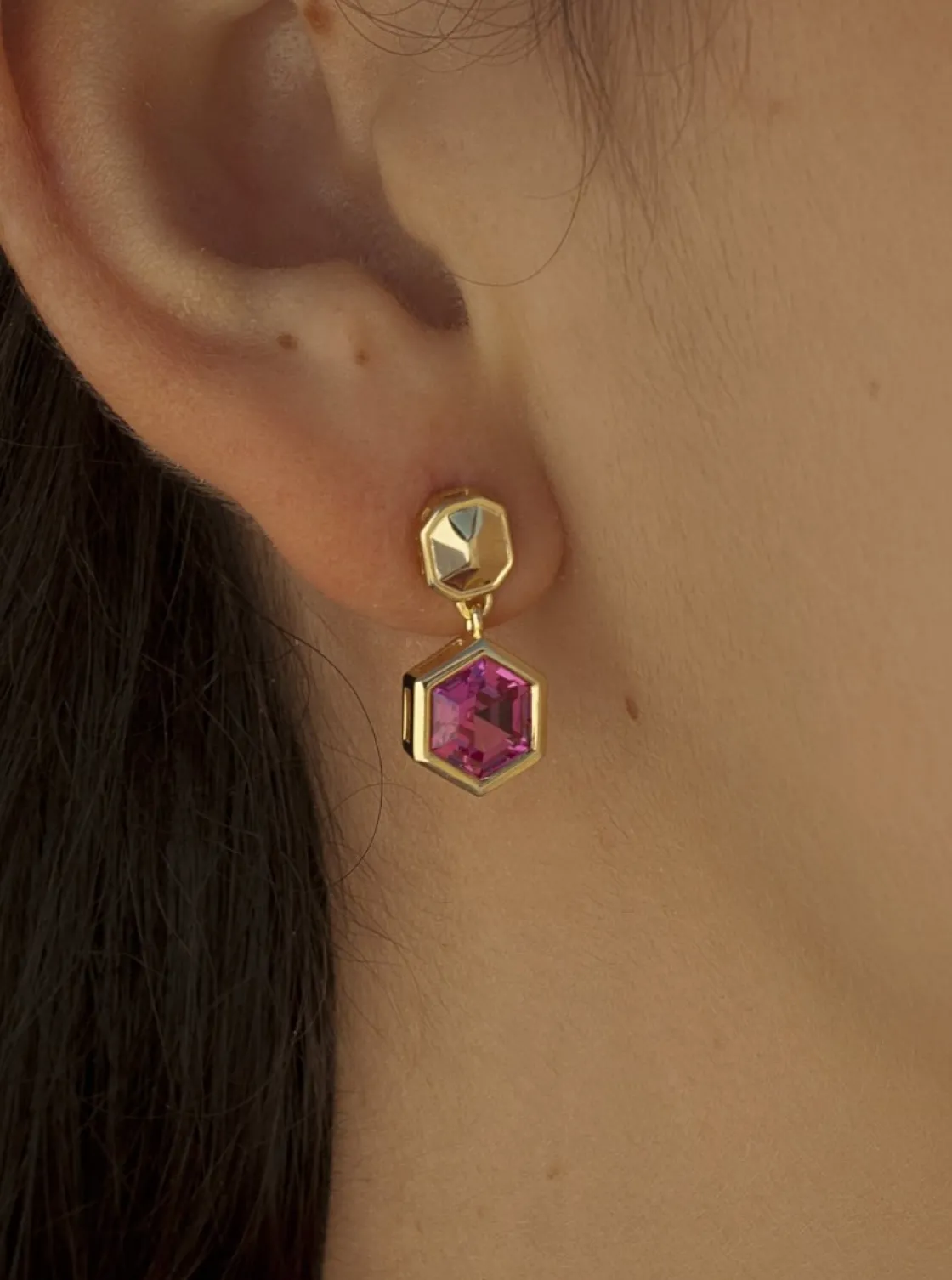 Pendientes De Piedras De Colores | LINEARGENT Pendientes con colgantes diseño hexagonal y gema fucsia