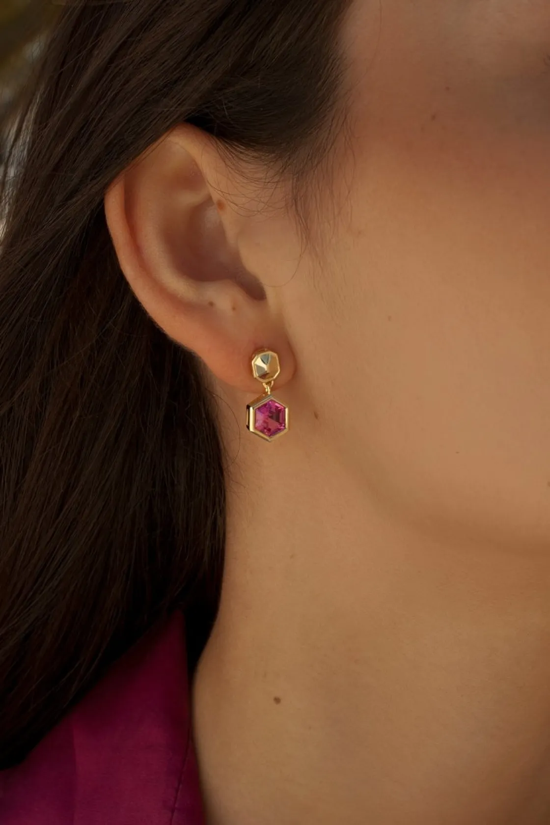 Pendientes De Piedras De Colores | LINEARGENT Pendientes con colgantes diseño hexagonal y gema fucsia