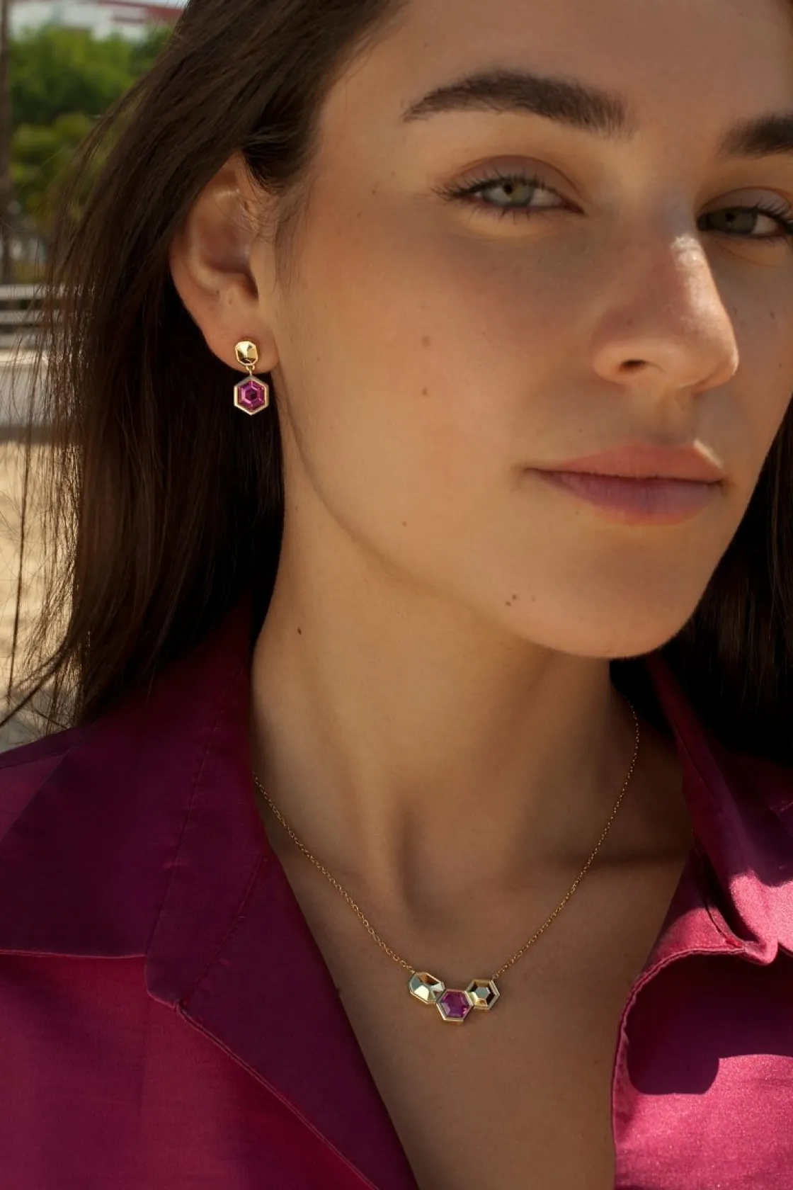 Pendientes De Piedras De Colores | LINEARGENT Pendientes con colgantes diseño hexagonal y gema fucsia