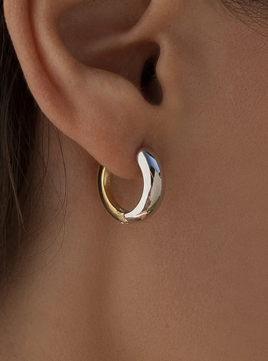 Pendientes Aro | LINEARGENT Pendientes de aro bicolor diámetro pequeño con color plata delante