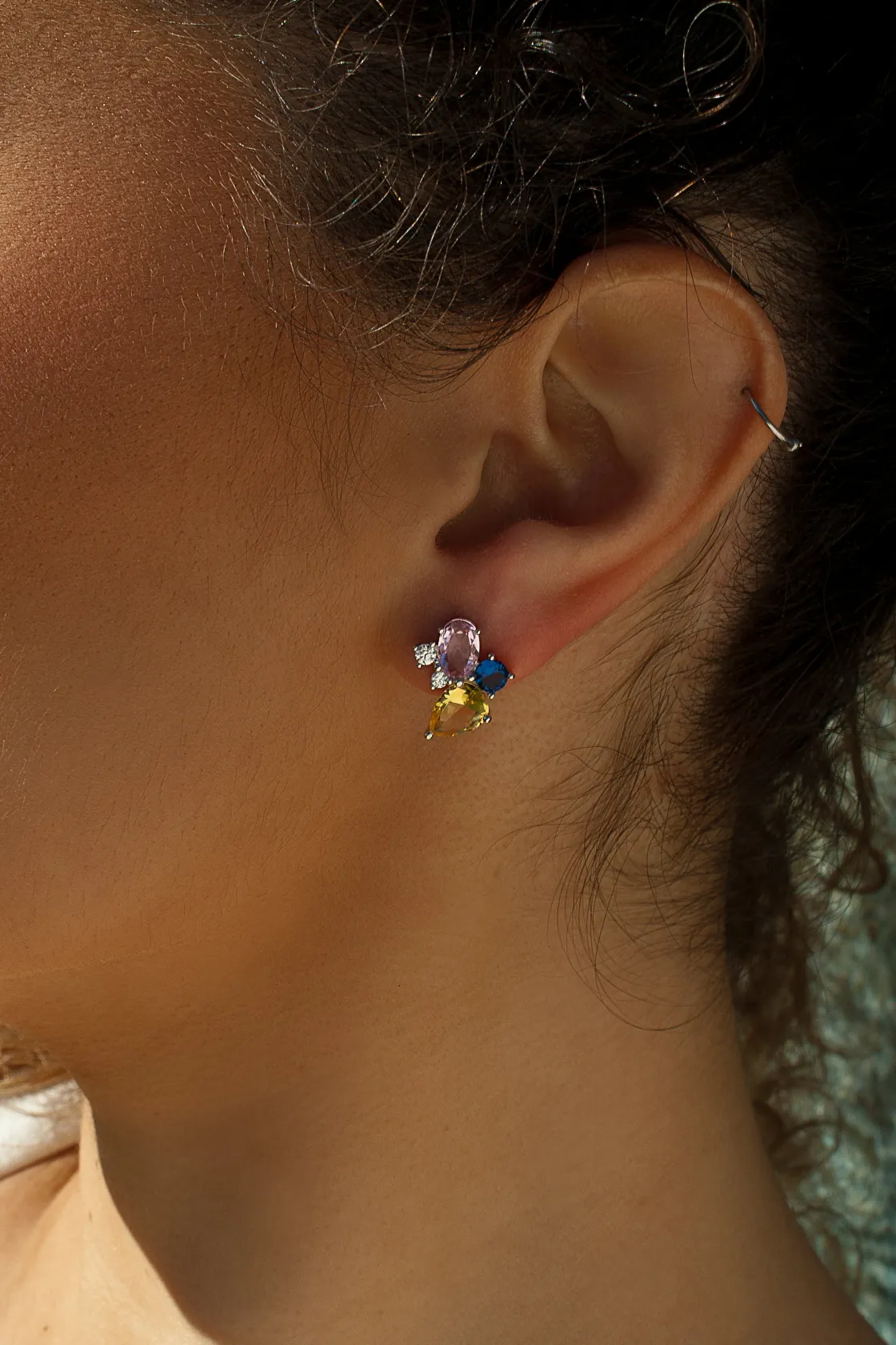 Pendientes De Piedras De Colores | LINEARGENT Pendientes de piedras de colores estilo botón tonos brillantes