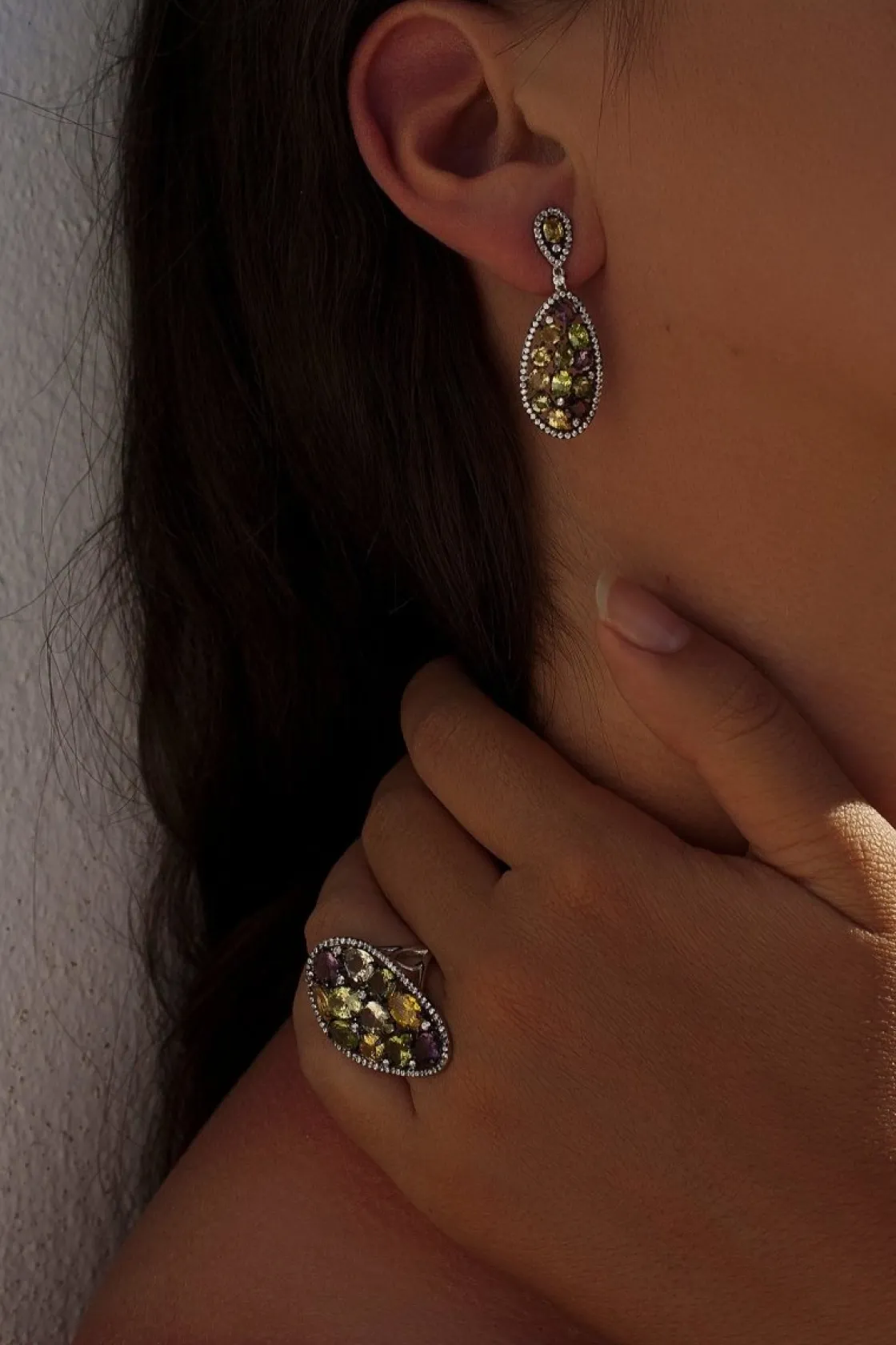 Pendientes Largos | Pendientes De Piedras De Colores | LINEARGENT Pendientes de piedras de colores estilo curvilíneo con circontias