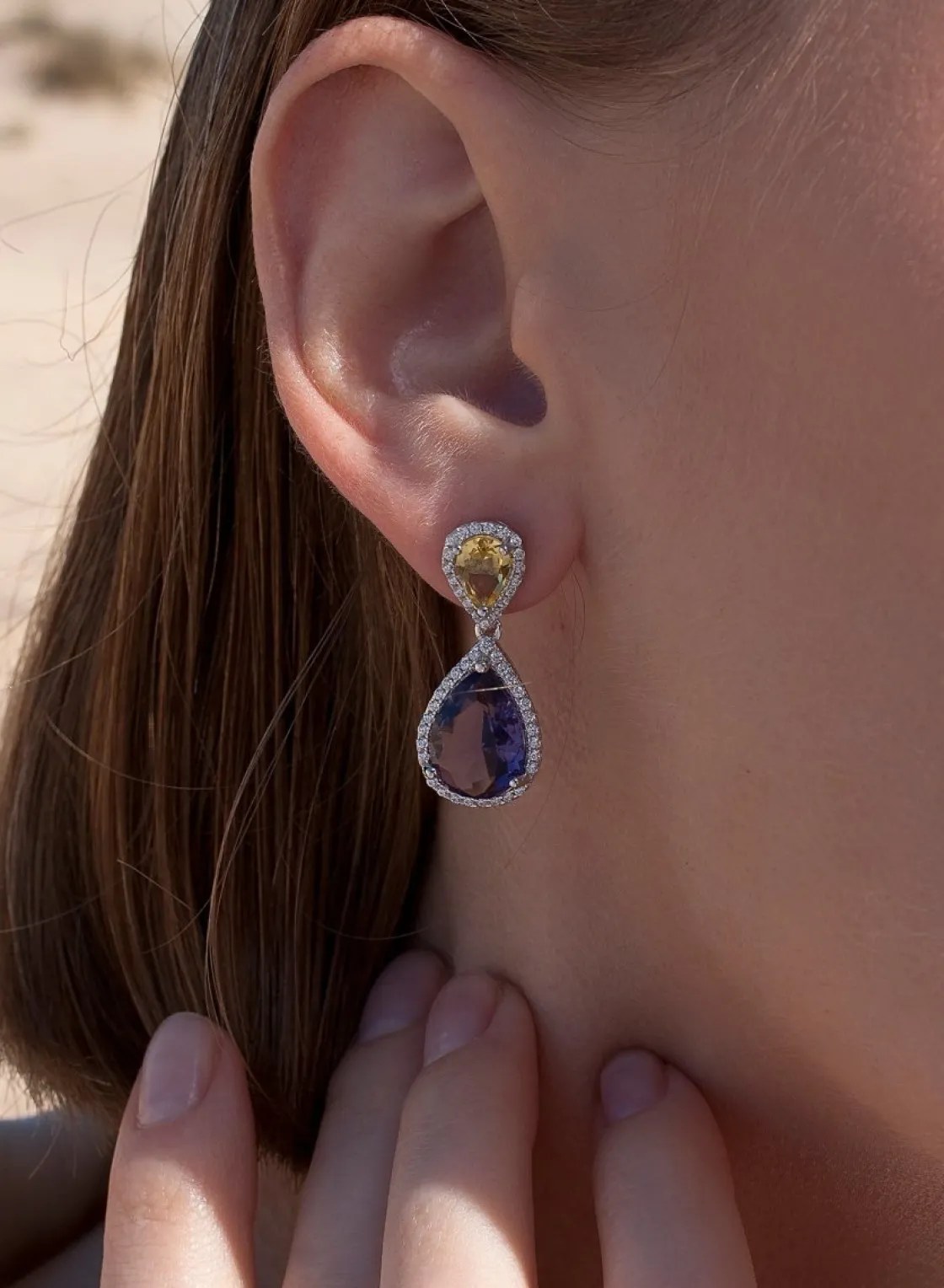 Pendientes De Piedras De Colores | LINEARGENT Pendientes de piedras de colores oscuros diseño lágrima con circonitas