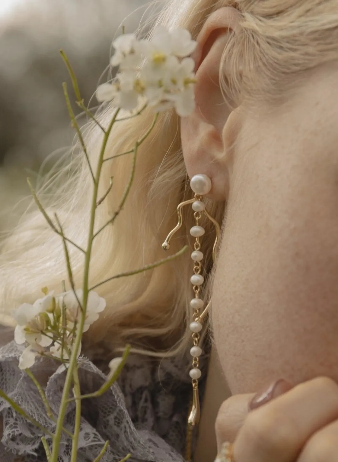 Pendientes Largos | LINEARGENT Pendientes largos de plata bañados en oro con raíl de perlas y finas lineas irregulares