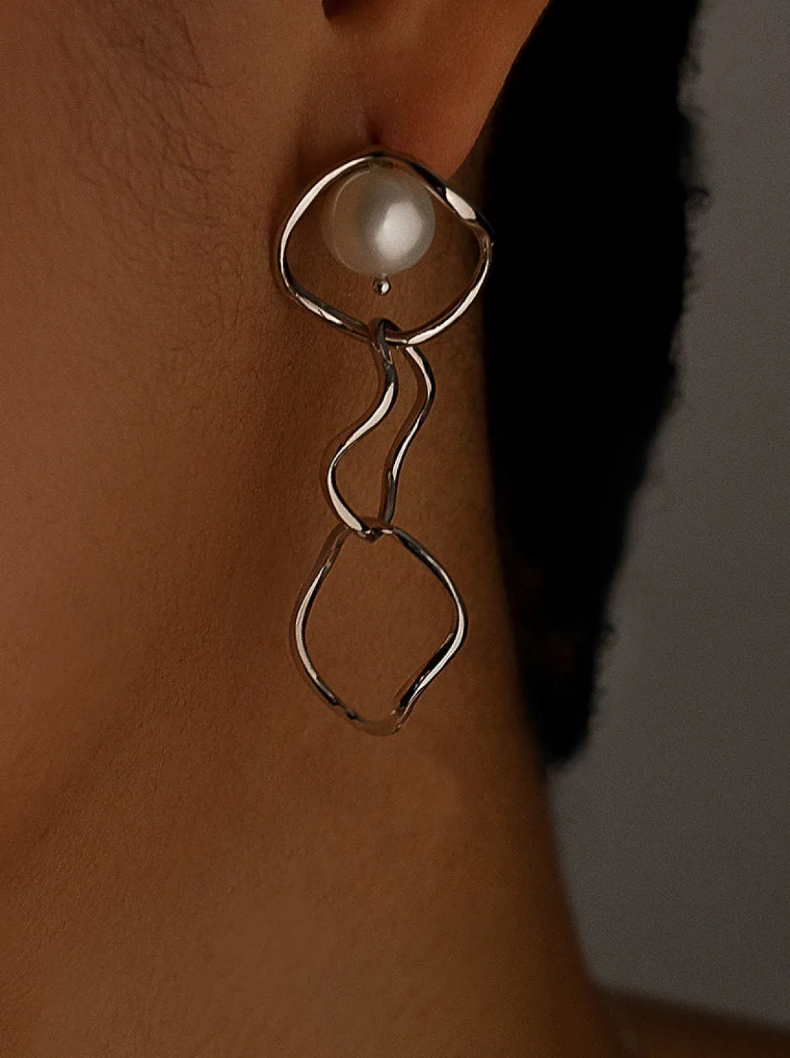 Pendientes Largos | Pendientes Perlas | LINEARGENT Pendientes largos detalle perla diseño de tres aros