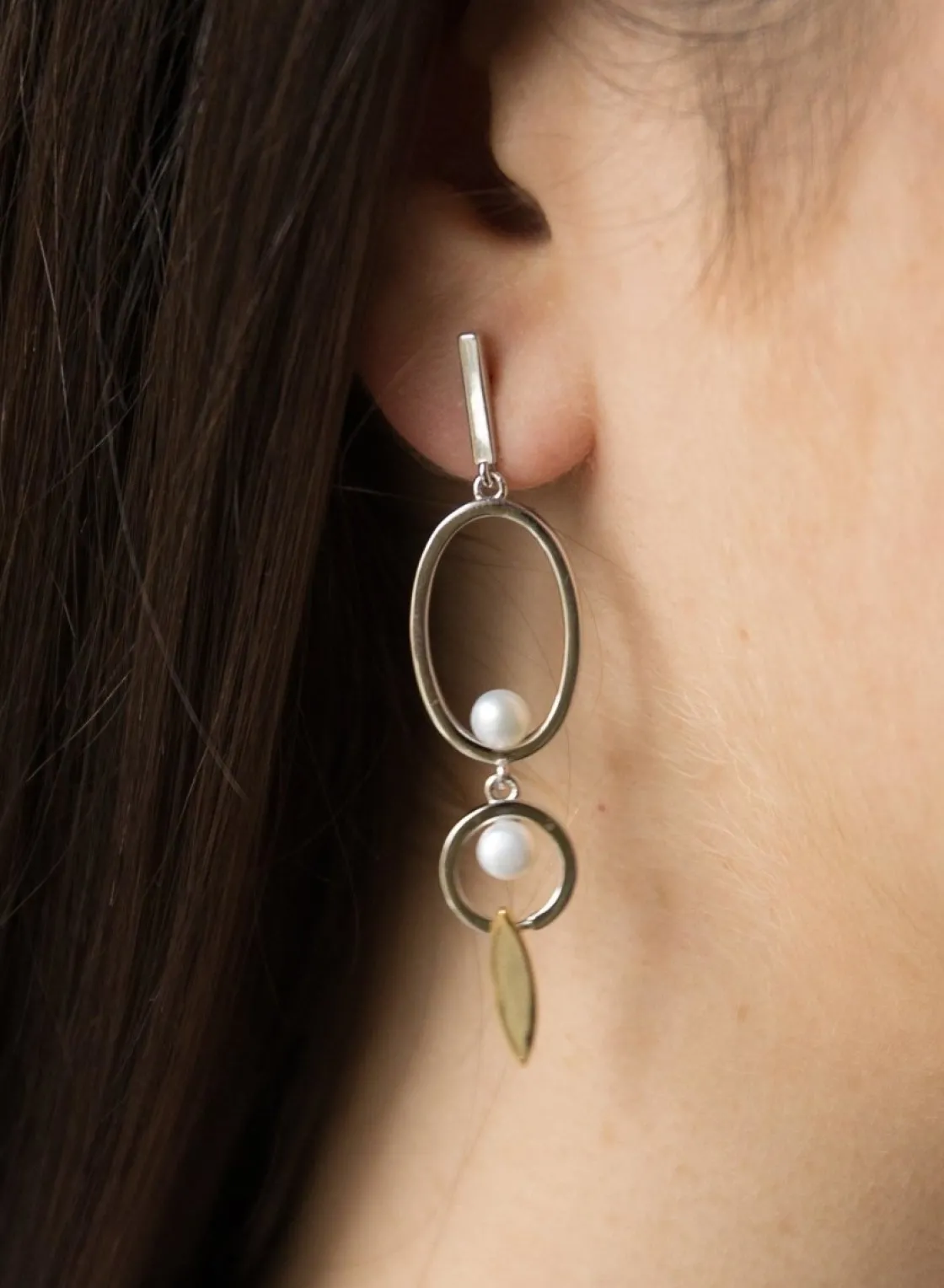 Pendientes Bicolor | Pendientes Largos | LINEARGENT Pendientes largos diseño bicolor círculos ovalados y detalle de perla
