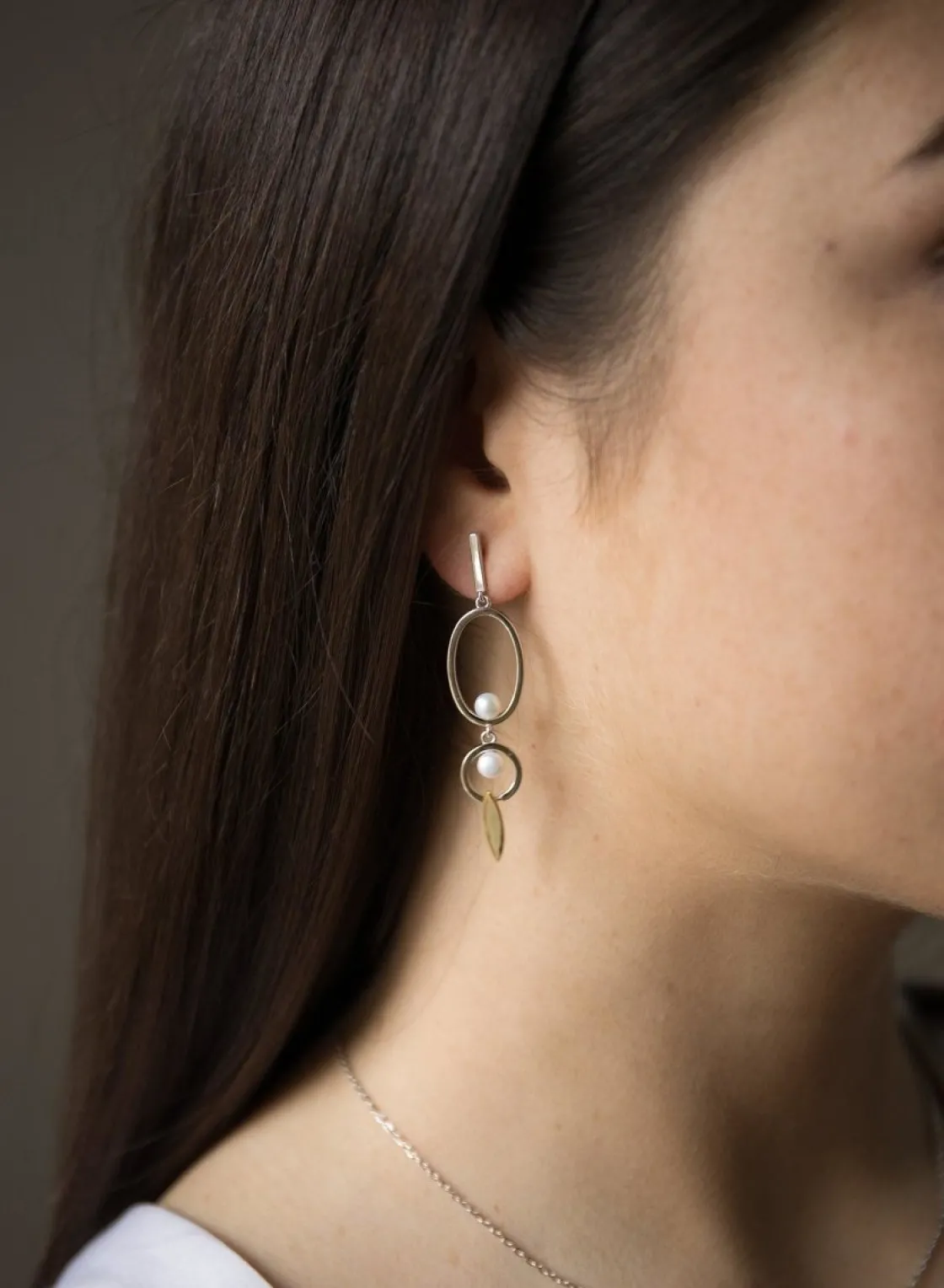 Pendientes Bicolor | Pendientes Largos | LINEARGENT Pendientes largos diseño bicolor círculos ovalados y detalle de perla