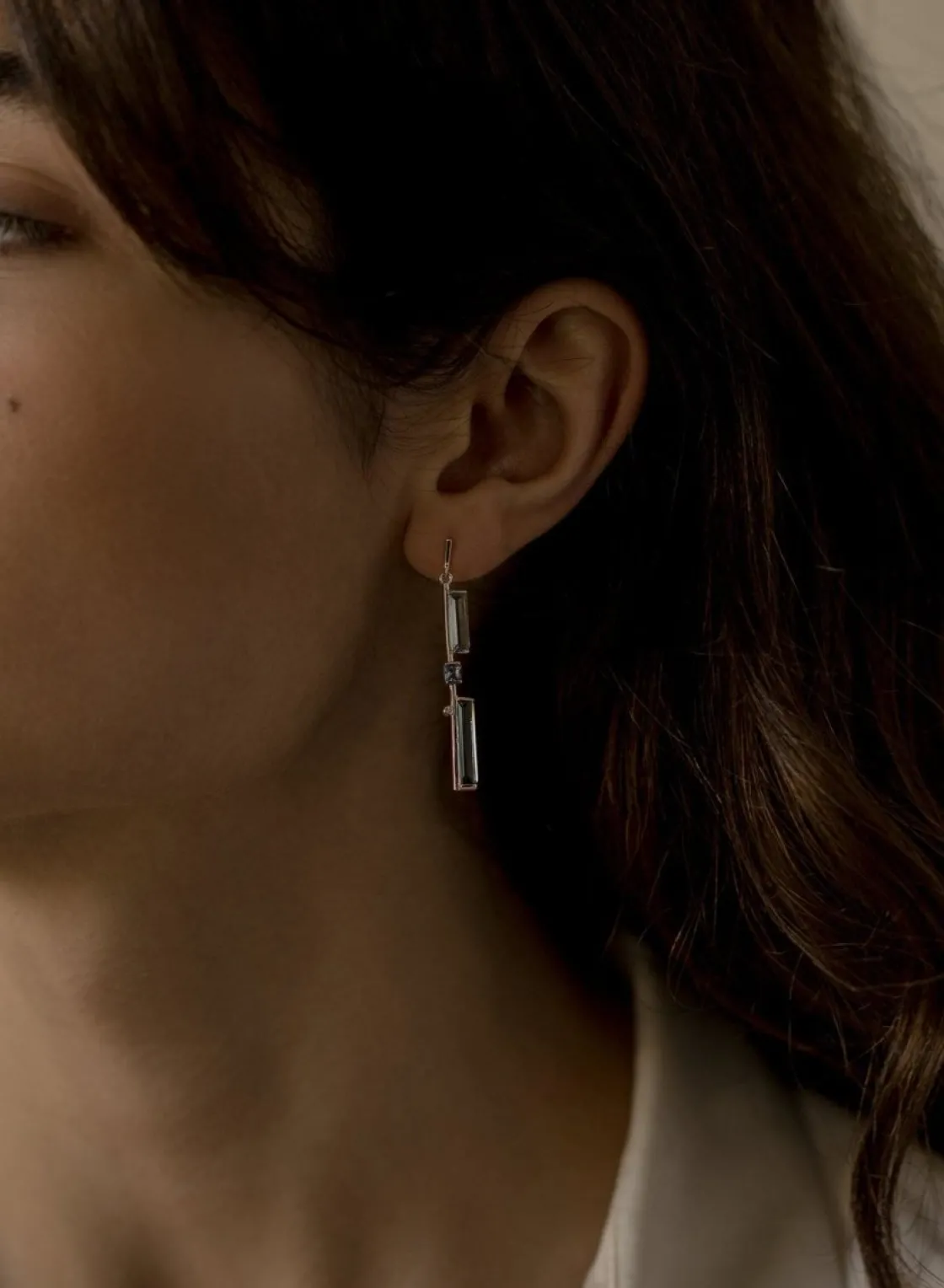 Pendientes Largos | LINEARGENT Pendientes largos finos de plata con gemas en tonos fíos