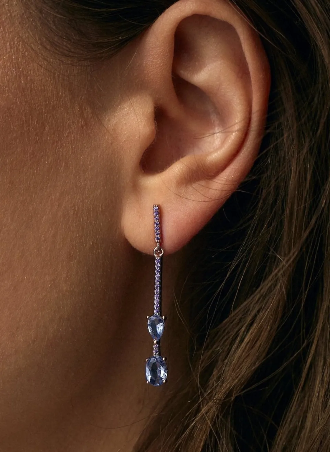 Pendientes Largos | LINEARGENT Pendientes largos finos de plata diseño palillo con motivo azul en rosa